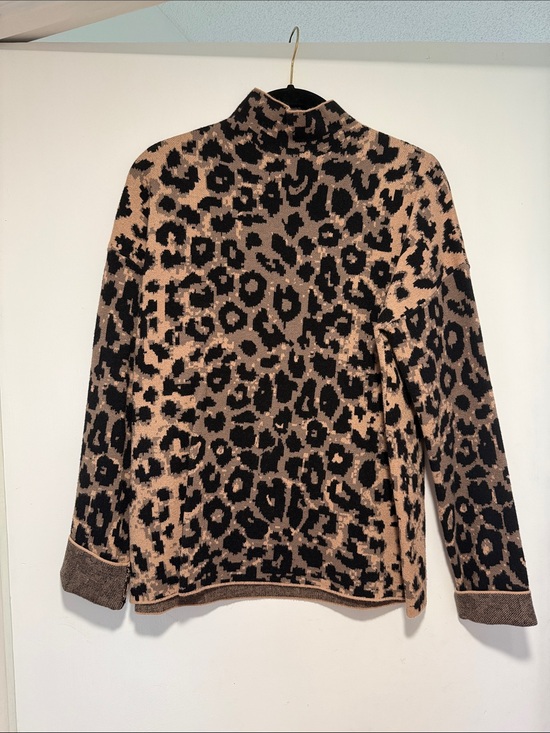 Nicole Miller New York Sweaters - Leopard Print Turtleneck Sweater - Black and Tan